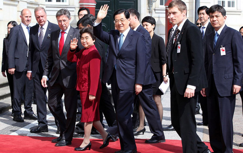 15 июня 2012 года бывший председатель КНР Ху Цзиньтао с супругой Лю Юнцзин приехали во Дворец Амалиенборг в восточном районе Копенгагена (Дания) и провели встречу с королевой Маргарет II и ее супругом.