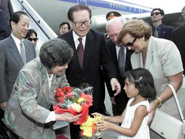 23 июля 2001 года Цзян Цзэмин вместе с супругой Ван Епин нанесли государственный визит в Мальту.
