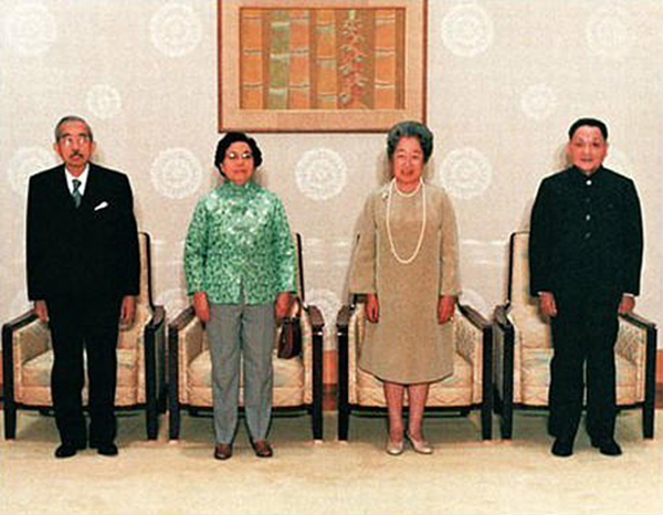 23 октября 1978 года Дэн Сяопин вместе с супругой Чжо Линь в Японии провели встречу с императором Хирохито и императрицей.