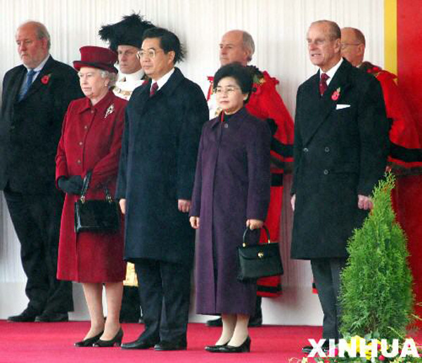 8 ноября 2005 года на смотровой площадке королевской кавалерии бывший председатель КНР Ху Цзиньтао с супругой Лю Юнцзин участвовали в приветственной церемонии, инициированной королевой Великобритании Елизаветой Второй.