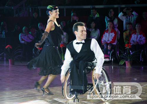 CBDF провела соревнования по международным стандартным бальным танцам на инвалидных колясках (35)