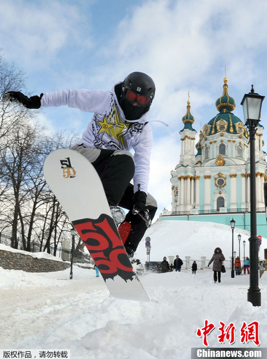 Местные жители Украины катаются на лыжах прямо на улице