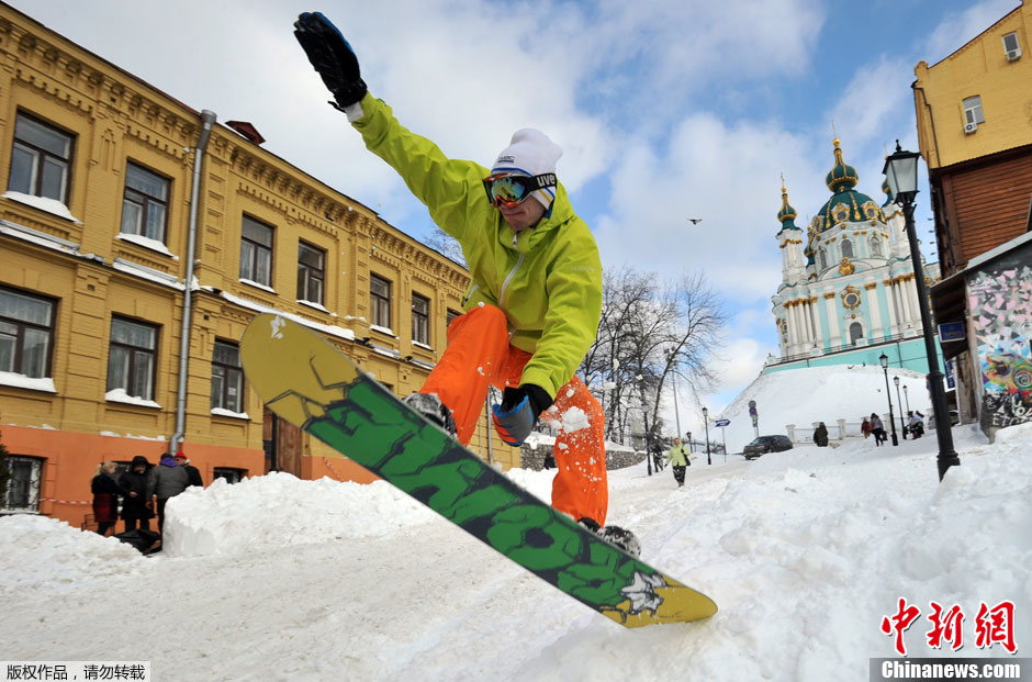 Местные жители Украины катаются на лыжах прямо на улице (4)