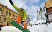 Местные жители Украины катаются на лыжах прямо на улице