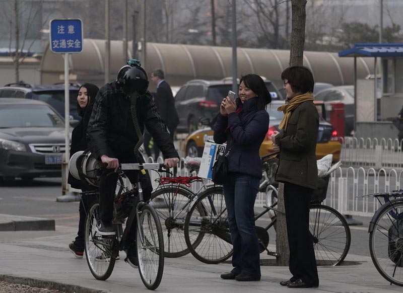 Иностранец в Пекине изобрел "велосипед-респиратор" (4)