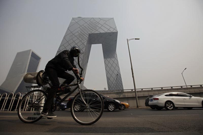 Иностранец в Пекине изобрел "велосипед-респиратор"