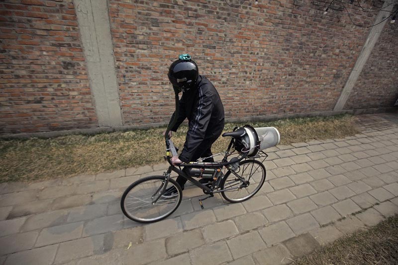 Иностранец в Пекине изобрел "велосипед-респиратор" (2)