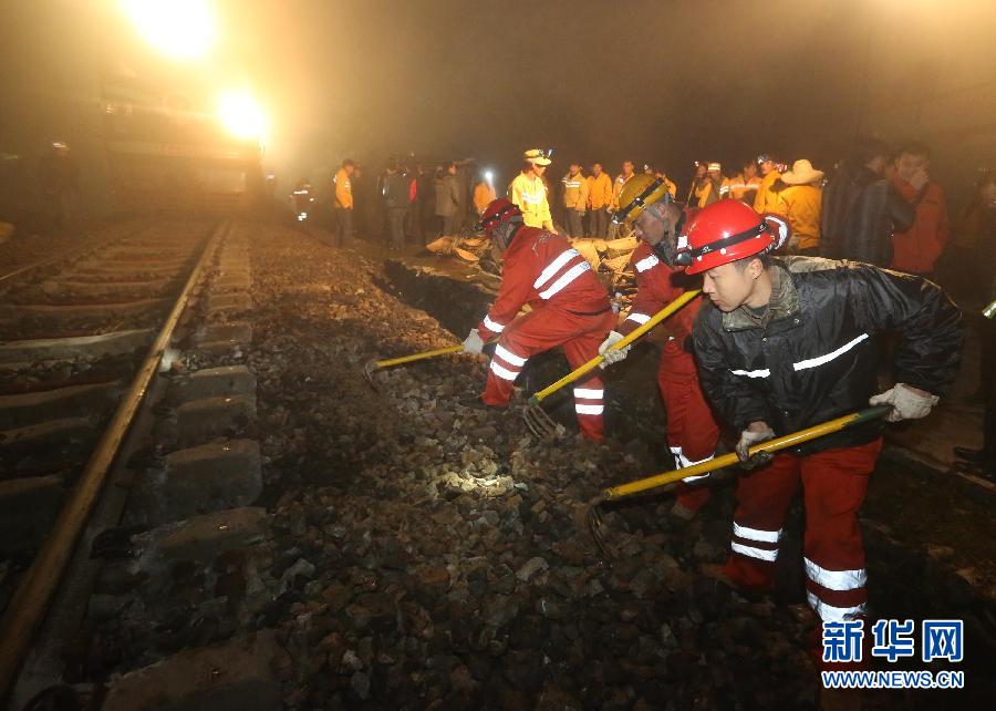 В провинции Хунань поезд сошел с рельсов из-за ливневых оползней (10)