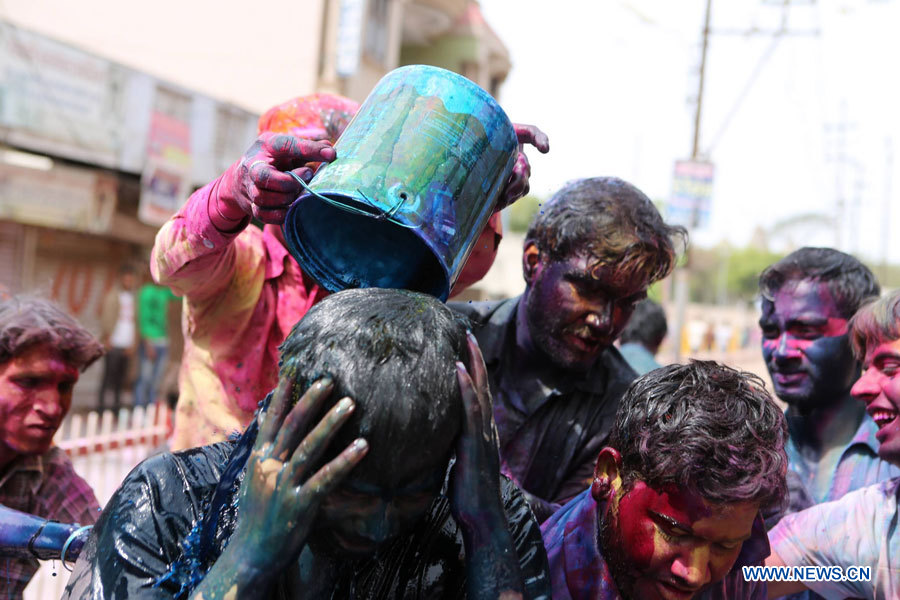 Празднование фестиваля Холи в индийском городе Матхура