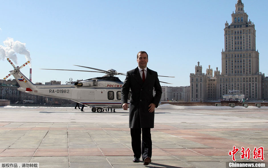 Премьер России Дмитрий Медведев улетел с работы на вертолете