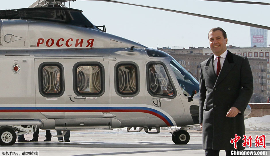 Премьер России Дмитрий Медведев улетел с работы на вертолете (2)