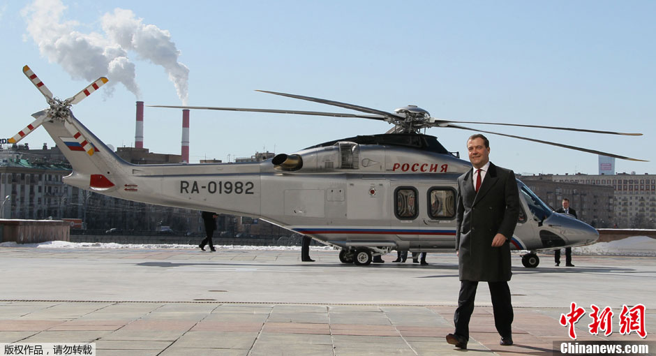 Премьер России Дмитрий Медведев улетел с работы на вертолете (3)