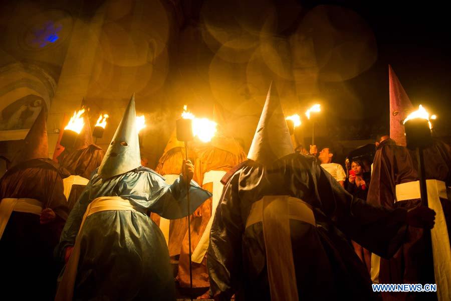 В Бразилии прошло факельное шествие