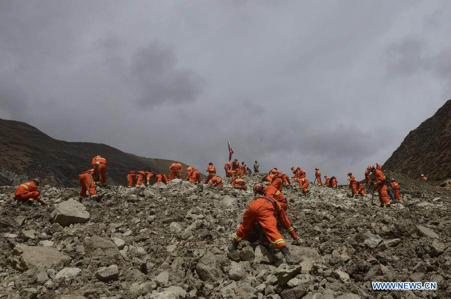 Возможность остаться в живых для 80 с лишним рабочих, пропавших без вести из-за оползня в Тибете, невелика (4)
