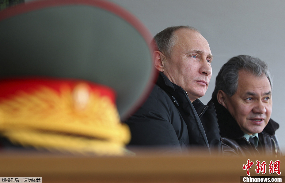 Путин понаблюдал за маневрами кораблей ВМФ в ходе военных учений (2)
