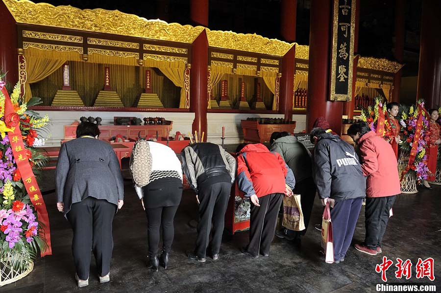 В преддверии праздника Цинмин пекинцы поклонились легендарным правителям древнего Китая