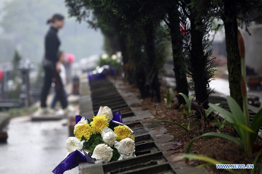 Миллионы китайцев посетили могилы родных в праздник "Цинмин"