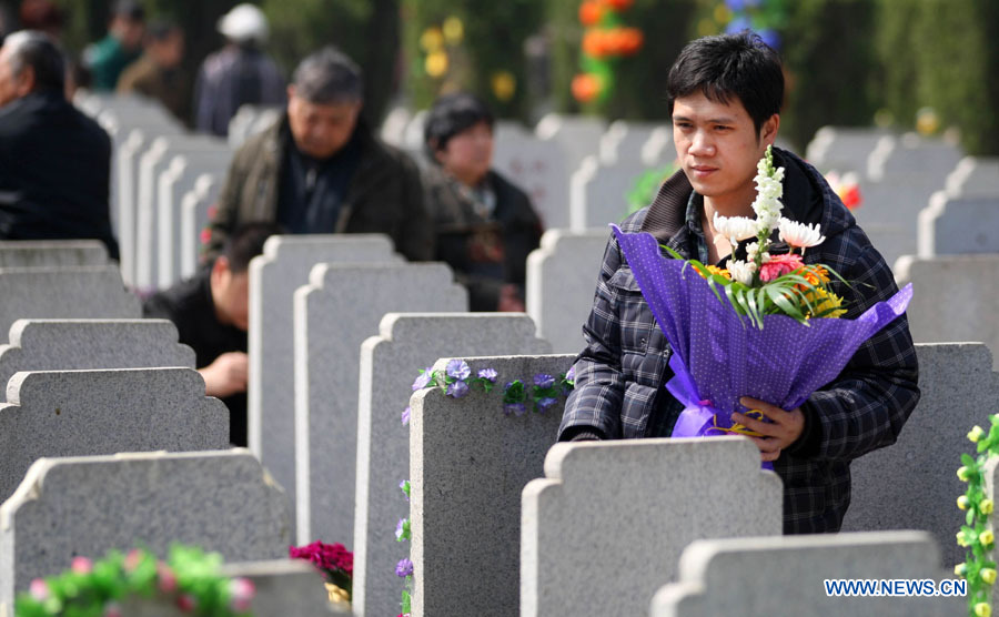 Миллионы китайцев посетили могилы родных в праздник "Цинмин" (2)