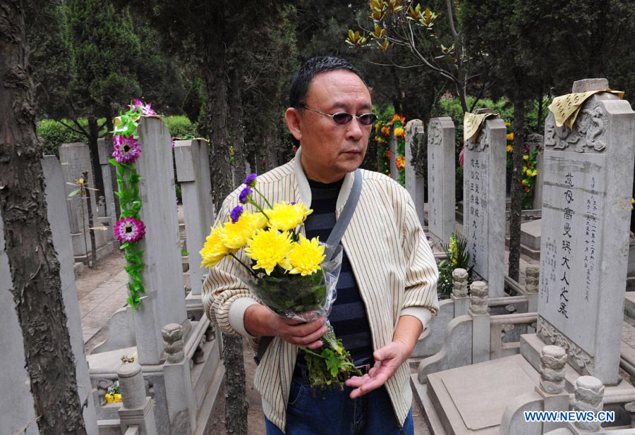 Миллионы китайцев посетили могилы родных в праздник "Цинмин" (6)