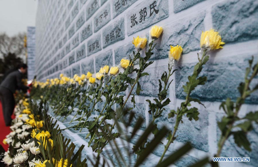 Миллионы китайцев посетили могилы родных в праздник "Цинмин" (5)