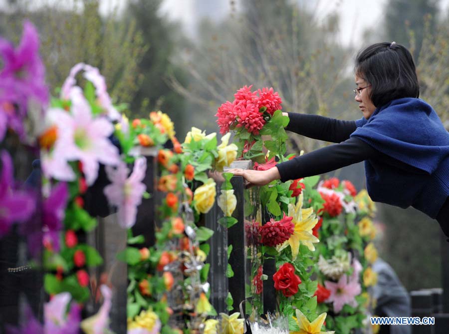 Миллионы китайцев посетили могилы родных в праздник "Цинмин" (3)