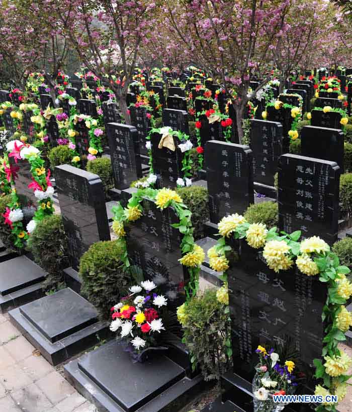 Миллионы китайцев посетили могилы родных в праздник "Цинмин" (7)