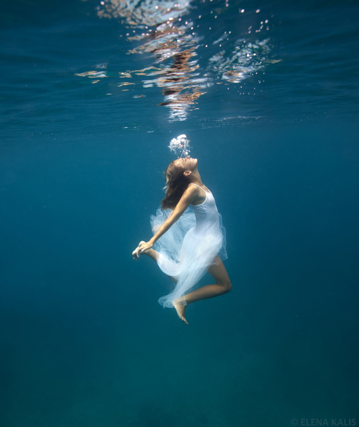 Прекрасные подводные фотографии от Elena Kalis (15)