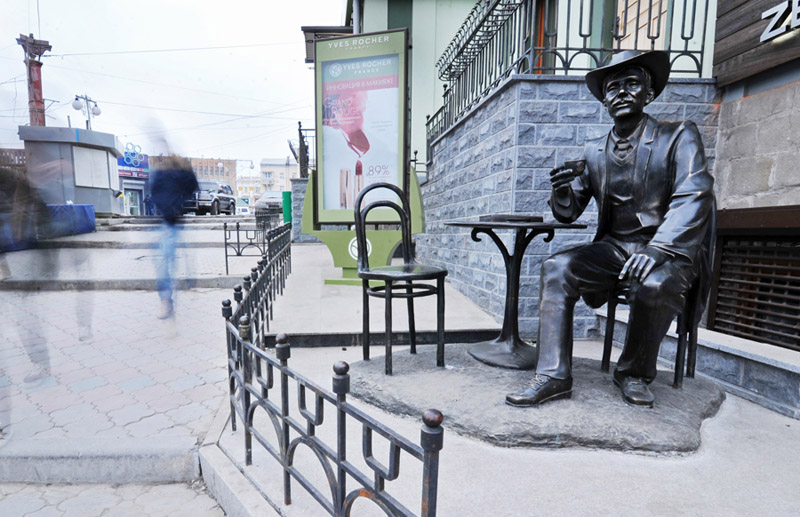 Памятник джентльмену в шляпе открыли во Владивостоке (5)