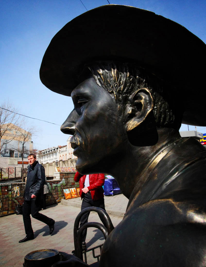 Памятник джентльмену в шляпе открыли во Владивостоке (3)