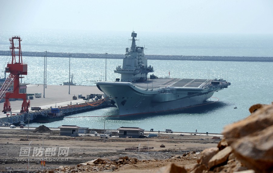 Новая фотография авианосца "Ляонин" в военном порту