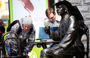 Памятник джентльмену в шляпе открыли во Владивостоке