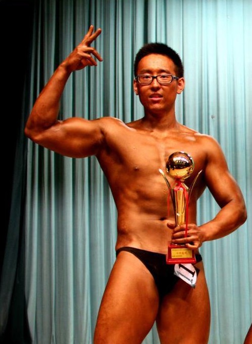 Студенты Цинхуа демонстрируют мускулистые фигуры в соревновании по бодибилдингу