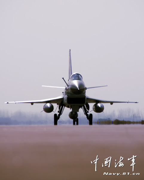 Фотографии поднятия в воздух истребителей «Цзянь-10» флота Восточного моря (2)