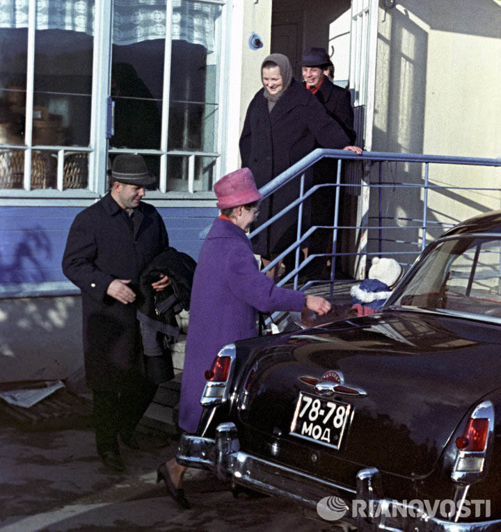 Юрий Алексеевич Гагарин с семьей в гостях у матери.