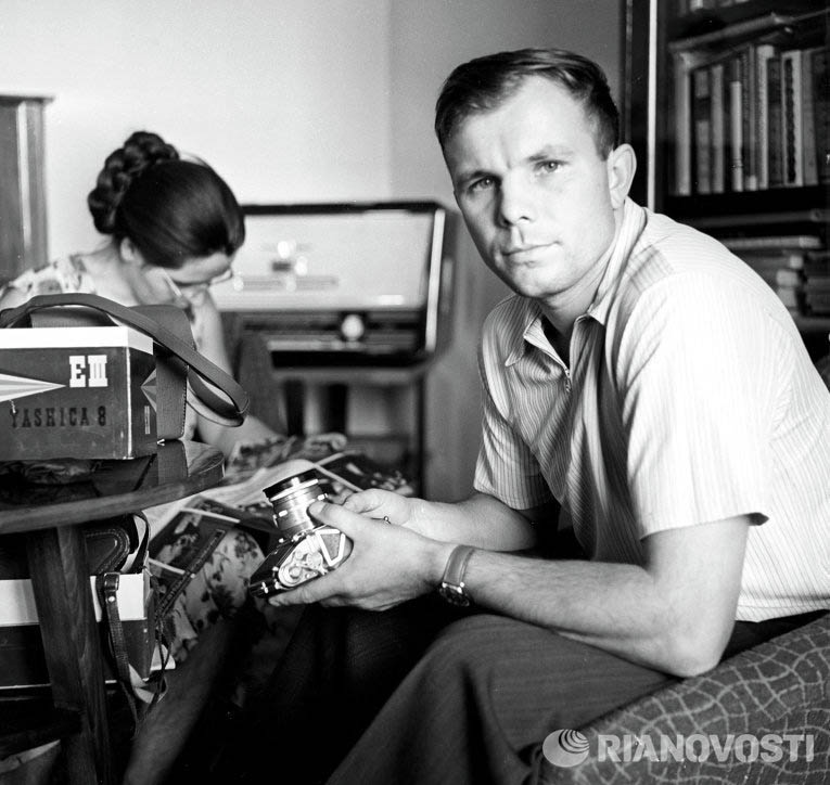 Летчик-космонавт СССР, Герой Советского Союза Юрий Гагарин с женой Валентиной.