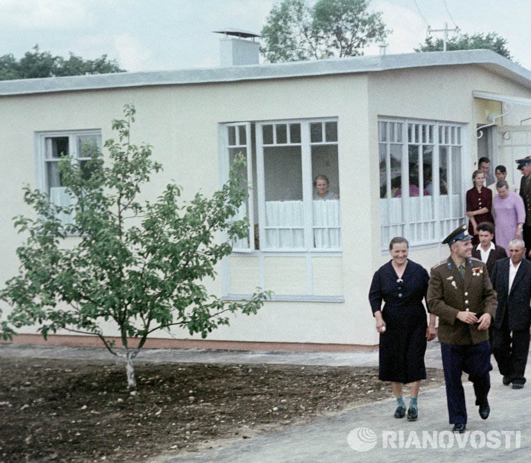 Юрий Алексеевич Гагарин на родине в Гжатске. Слева - его мать Анна Тимофеевна, справа - отец Алексей Иванович.