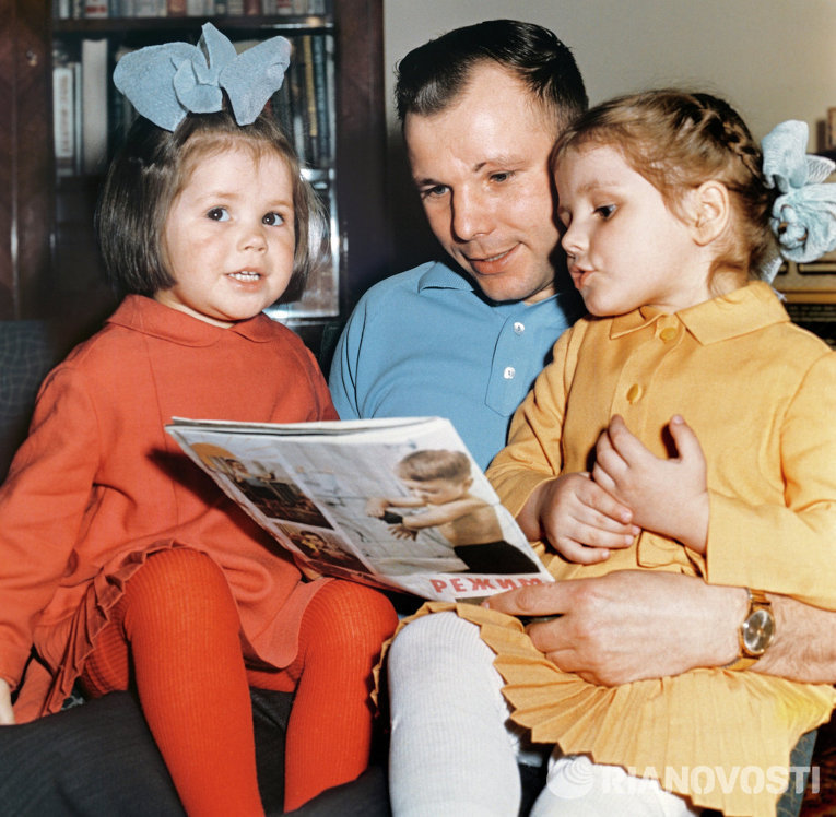 В апреле 1959-го у Гагариных родилась дочь Елена, в марте 1961-го - Галя.