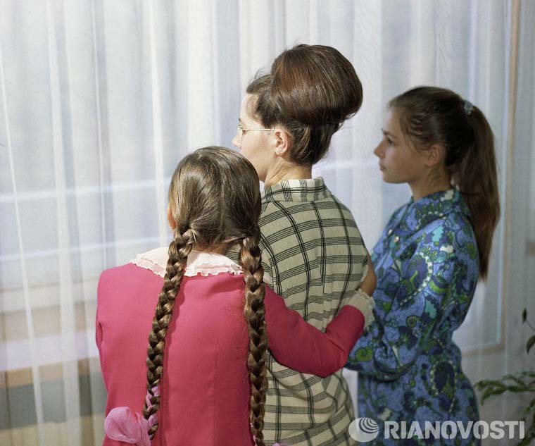 Валентина Гагарина с дочерьми Еленой и Галиной.