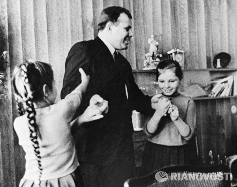 Это одна из последних фотографий Гагарина. На ней Юрий Алексеевич со своими дочерьми - Еленой (слева) и Галиной. Этот снимок сделан 9 февраля 1968 года. Через полтора месяца, 27 марта, Гагарин погибнет в авиакатастрофе.На фото: Гагарин с дочерьми во время своего последнего интервью.