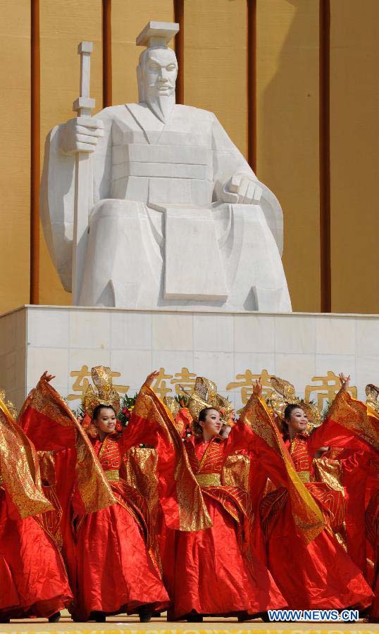 Около десяти тысяч китайцев собрались со всех концов мира для поминовения Хуанди -- легендарного первопредка китайской нации (5)