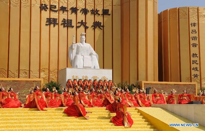 Около десяти тысяч китайцев собрались со всех концов мира для поминовения Хуанди -- легендарного первопредка китайской нации (4)