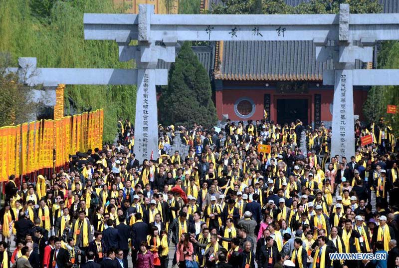 Около десяти тысяч китайцев собрались со всех концов мира для поминовения Хуанди -- легендарного первопредка китайской нации (2)
