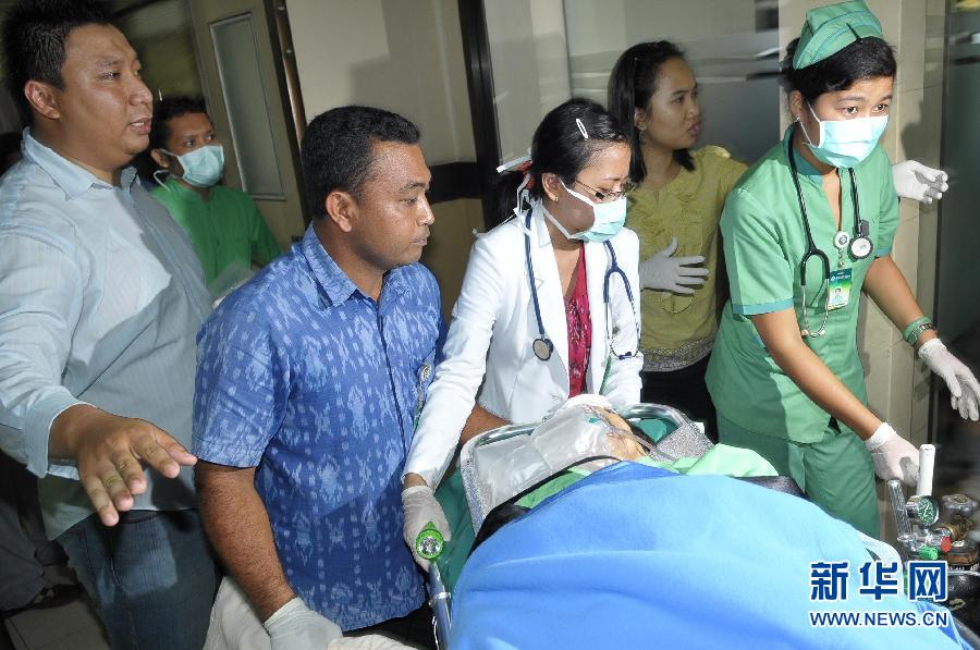 В Индонезии упал в море пассажирский самолет (3)