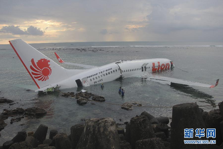 В Индонезии упал в море пассажирский самолет