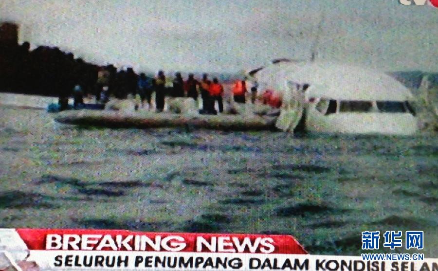 В Индонезии упал в море пассажирский самолет (7)