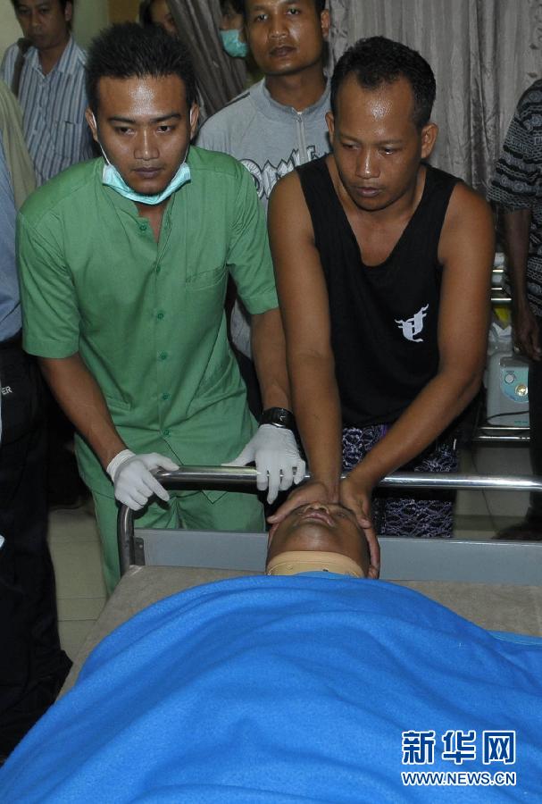 В Индонезии упал в море пассажирский самолет (5)
