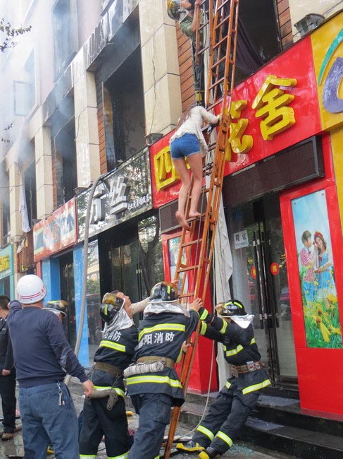 Пожар в городе Сянъян провинции Хубэй унес жизни 13 человек (2)