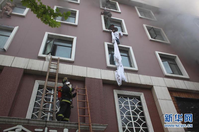 Пожар в городе Сянъян провинции Хубэй унес жизни 13 человек (4)