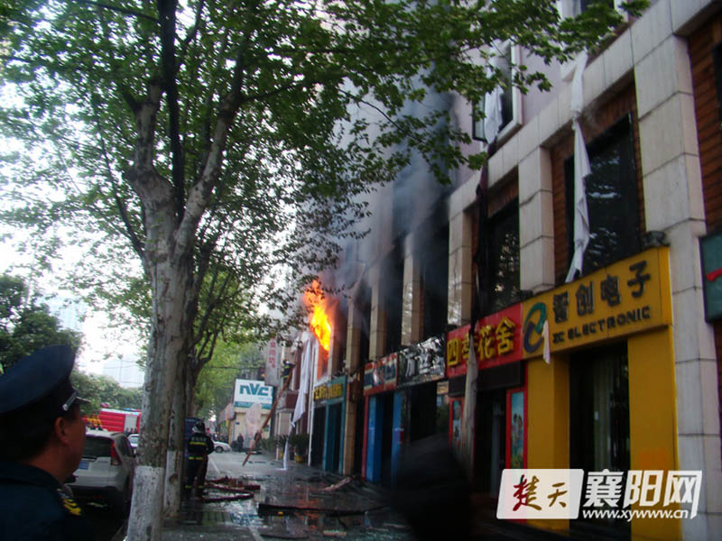Пожар в городе Сянъян провинции Хубэй унес жизни 13 человек (24)