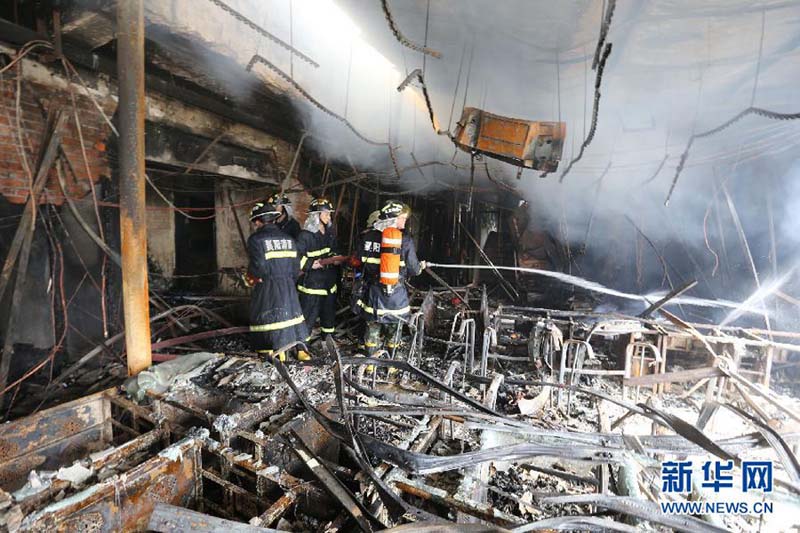 Пожар в городе Сянъян провинции Хубэй унес жизни 13 человек (8)